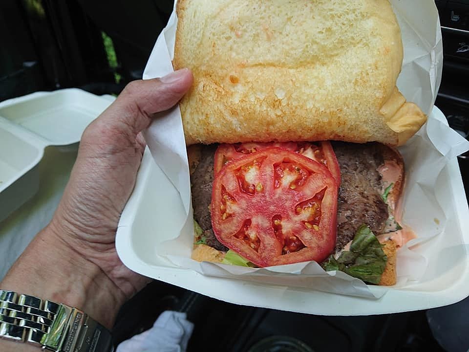 軽井沢の絶品ハンバーガーを小瀬林道で食べる