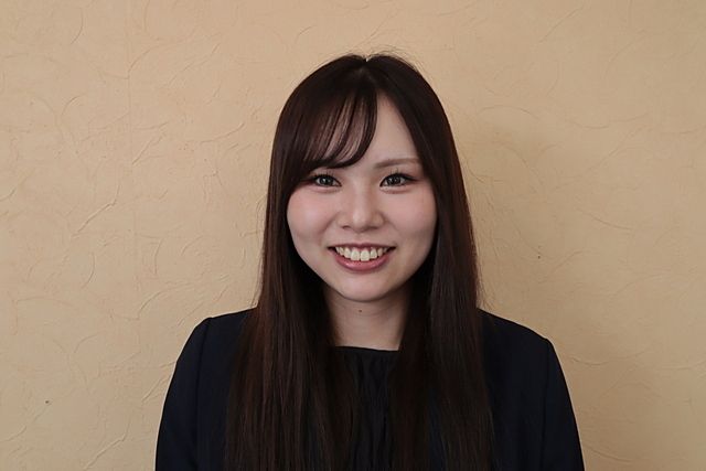地元は違うんですが、大学がコッチで、初めて独り暮らしをするのでアパートを探しているときにお世話になった不動産屋のスタッフさんが、とても親身になって、とても印象に残っていたんです。
昔の自分がそうだったように、何も知らない街で自分の生活の拠点を探す…やっぱり不安なんですよね。そんな時に一緒に色々考えて安心感を与える側に『住』を通してたくさんの笑顔が見れたら、いいかなぁと思い頑張っています。今はこの街にも、結構詳しくなりましたよ(*^^)v　まだまだ勉強中ですけどね。